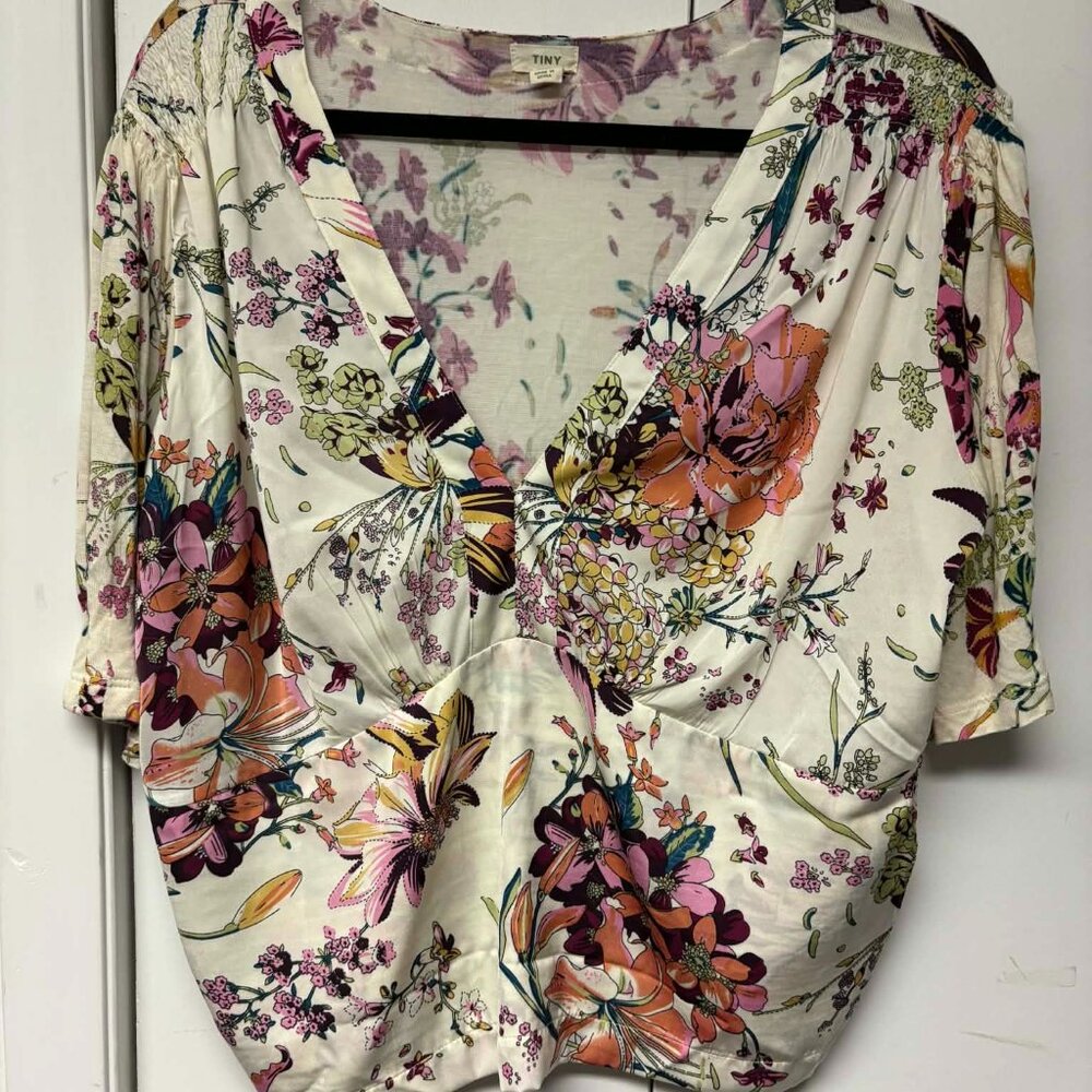 TINY V-Neck floral cropped blouse